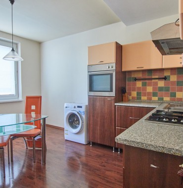 Klimatizovaný 1 izbový byt (33 m2 + 4 m2) s lodžiou z izby a samostatnou kuchyňou na sídlisku Družba / Clementisova