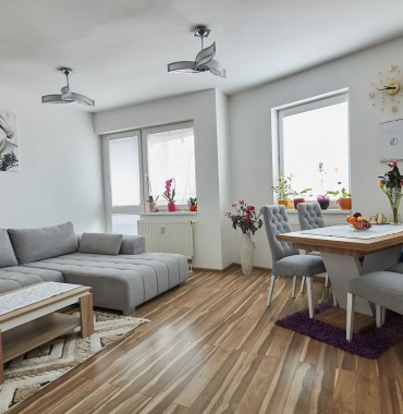 Atraktívny, priestranný 3 izbový byt 74 m2 s 2 balkónmi, parkovaním pre 2 autá v podzemnej garáži