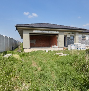 VODERADY / Moderný 4 izbový bungalov s dvojgarážou