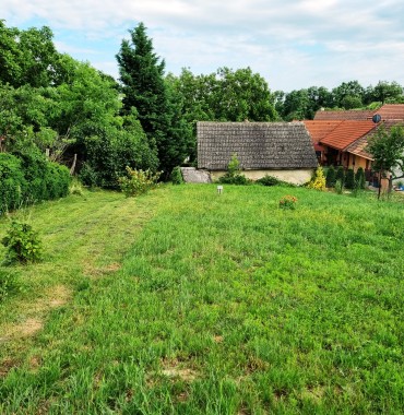 Rozsiahly pozemok v Trakoviciach s domom vhodným na demoláciu