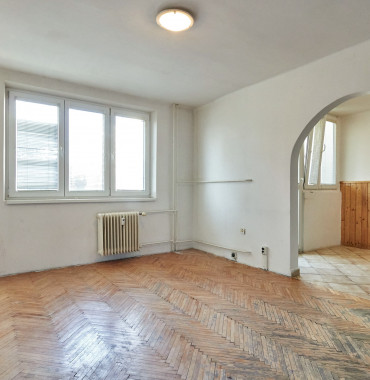 Priestranný 2 izbový byt 56 m2 + loggia, kúsok od centra mesta, Špačinská cesta
