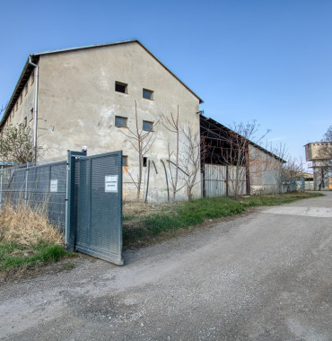 Objekt so skladovým priestorom s potenciálom logistiky / administratívy