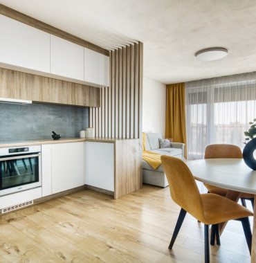 Elegantný 2-izbový byt s priestranným balkónom, vlastným parkovaním a stropným chladením na Peknom Poli
