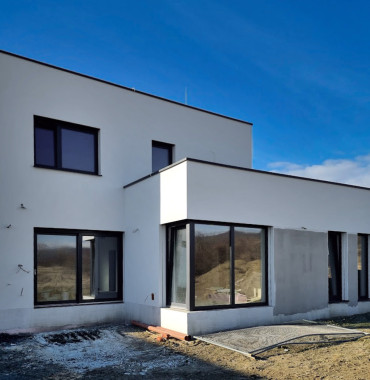 Moderná novostavba s dvojgarážou, veľkým pozemkom a výhľadom na Malé Karpaty